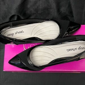 Easy Street Women's Black Patent Flat
Worn in good condition